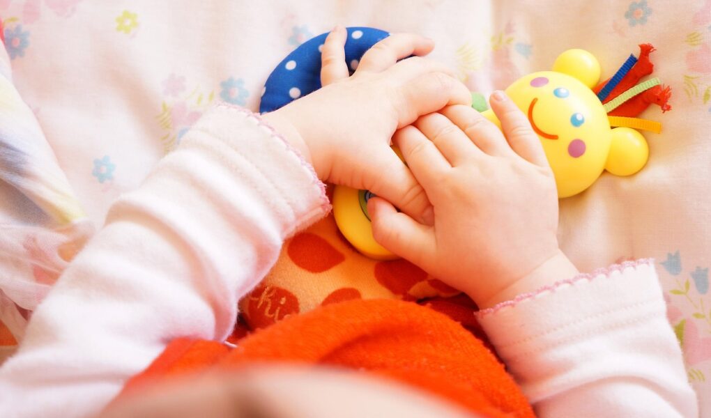 Sensorimotorische fase baby ontwikkeling uitgelegd