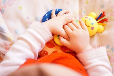 Sensorimotorische fase baby ontwikkeling uitgelegd