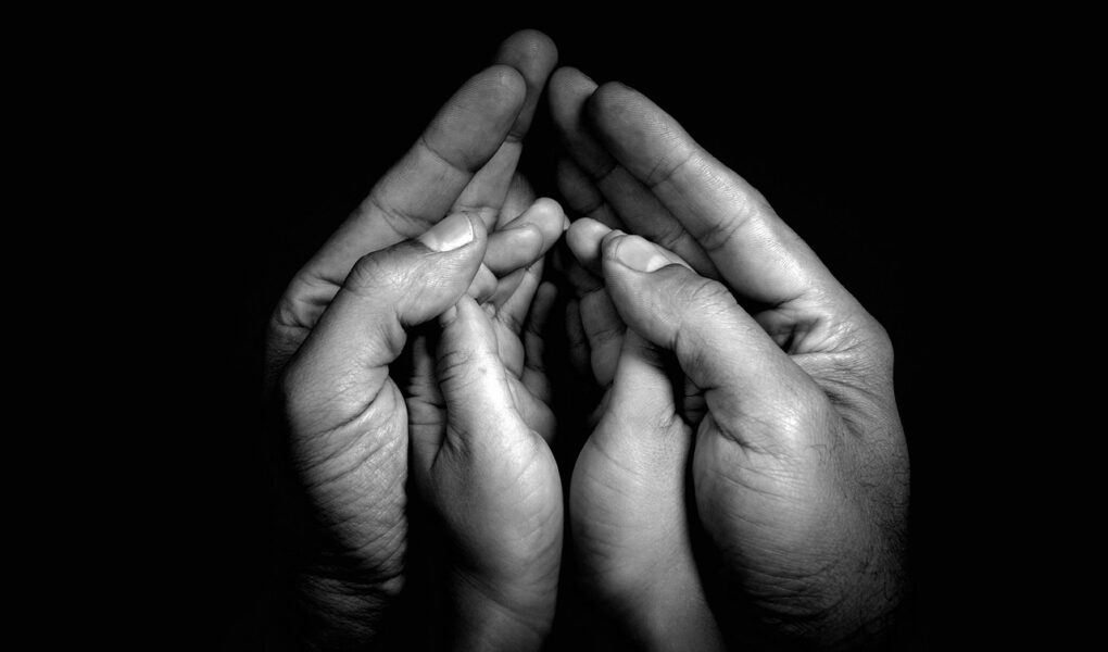 Organiseer een schattenjacht met takken en stenen